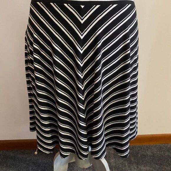 Ann Taylor Loft Black/White pull-on skirt, size L - Picture 1 of 3